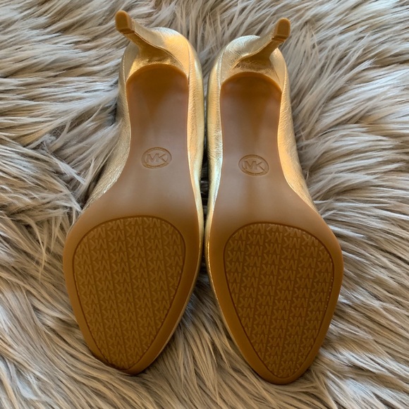 Shoe - Picture 2 of 6